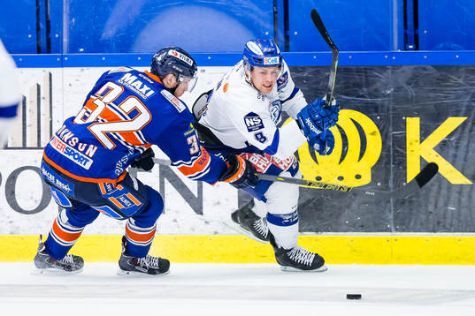 Växjös Nick Johnson jagar Leksands Patrick Cehlin