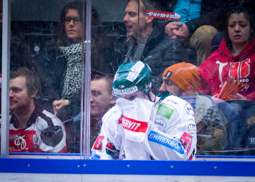 Frölundas Erik Gustafsson deppar i utvisningsbåset
