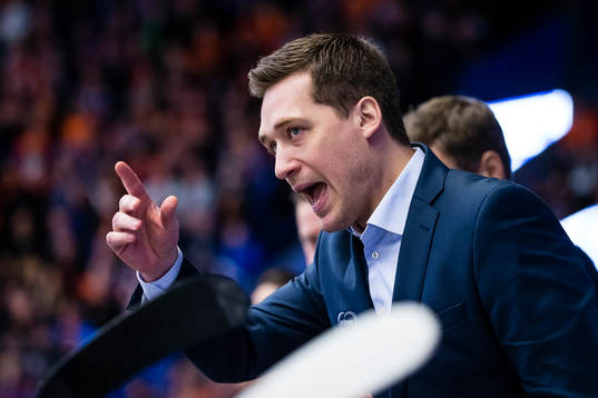 Växjös tränare Sam Hallam skriker