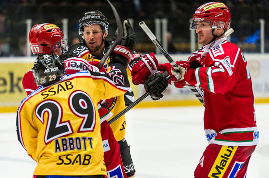 Luleås Chris Abbott och Cam Abbott  fajtas med Modos