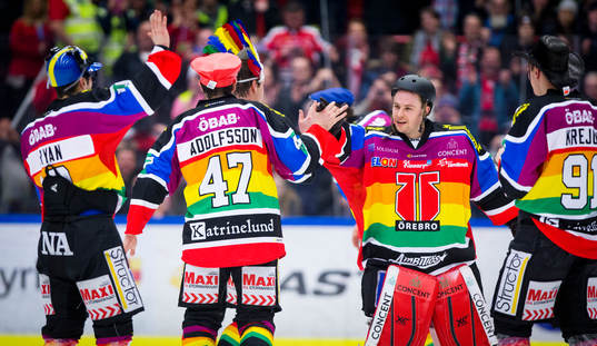 Örebros målvakt Julius Hudacek spexar som YMCA