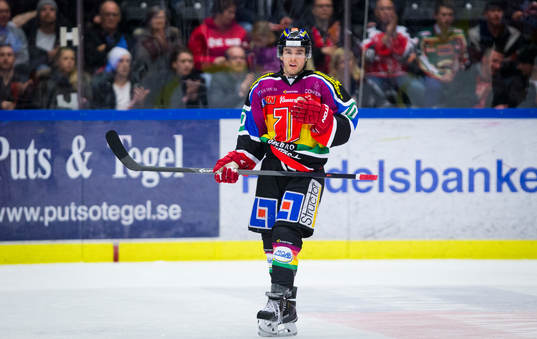 Örebros Derek Ryan i för dagen en pridetröja