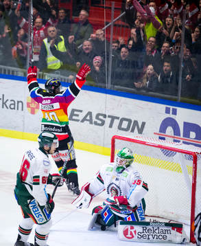 Örebros Anders Eriksson gör 1-0 på Frölundas målvakt