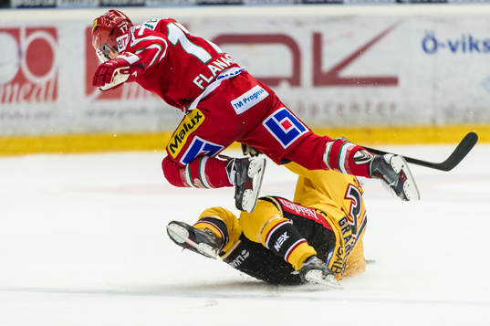 Modos Kyle Flanagan faller över Jonathan Granström