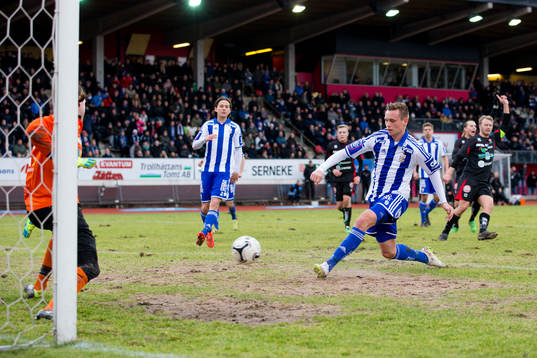 IFK Göteborgs Jakob Ankersen skjuter in returen på