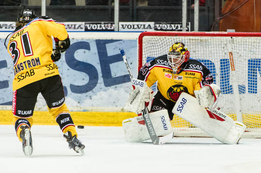Luleås Jonathan Granström och målvakt Joel Lassinantti
