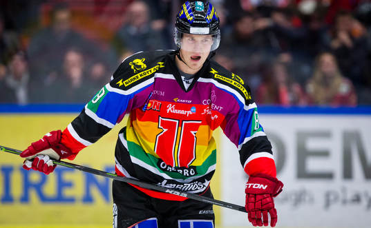 Örebros Mikko Lehtonen i för dagen en pridetröja