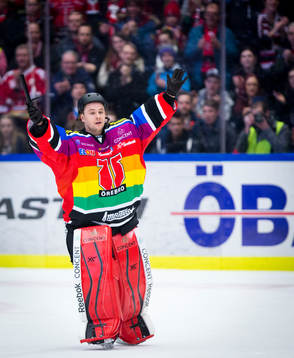 Örebros målvakt Julius Hudacek spexar som YMCA