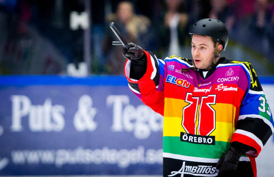 Örebros målvakt Julius Hudacek spexar som YMCA