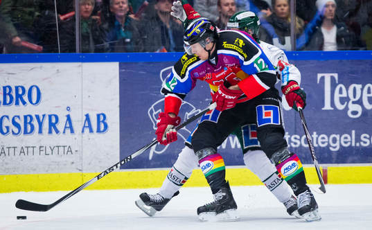 Örebros Marko Anttila i för dagen en pridetröja