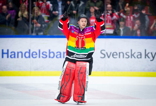 Örebros målvakt Julius Hudacek spexar som YMCA