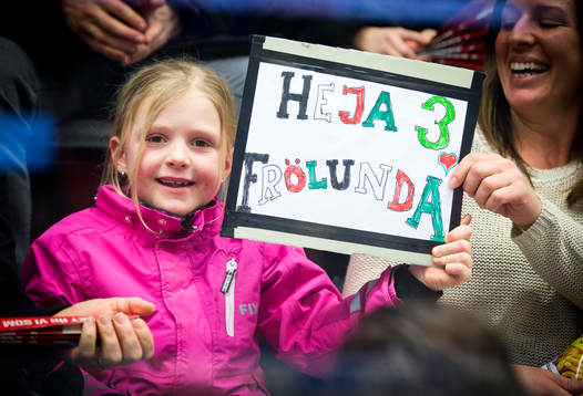 En ung Frölunda supporter håller upp en skylt med texten