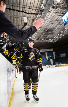 s Emil Lundberg firar sitt och AIK:s 3-1 mål