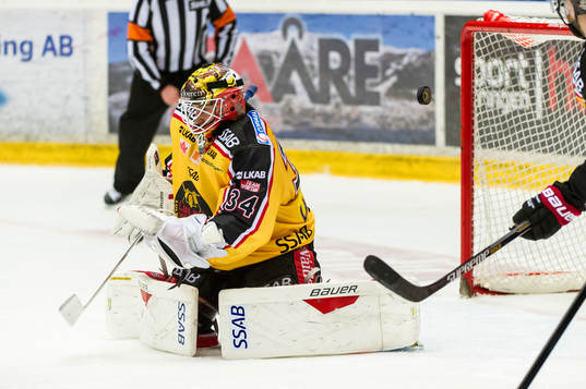 Luleås målvakt Joel Lassinantti släpper in en puck
