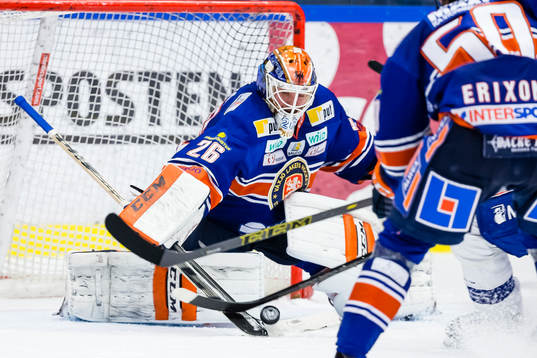 Växjös målvakt Stefan Steen  styr undan pucken