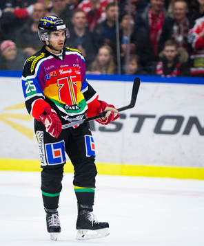 Örebros Martin Johansson i för dagen en pridetröja