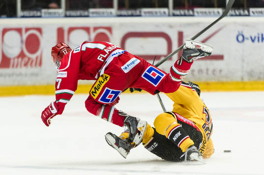 Modos Kyle Flanagan faller över Jonathan Granström