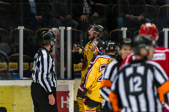 Luleås Chris Abbott skriker åt Modos Kyle Flanagan när