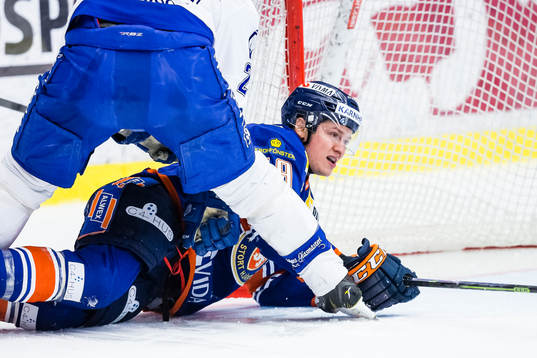 Växjös Rhett Rakhshani ramlar nära Leksands mål