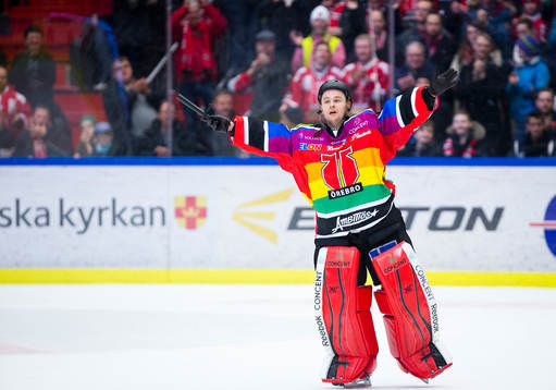 Örebros målvakt Julius Hudacek spexar som YMCA