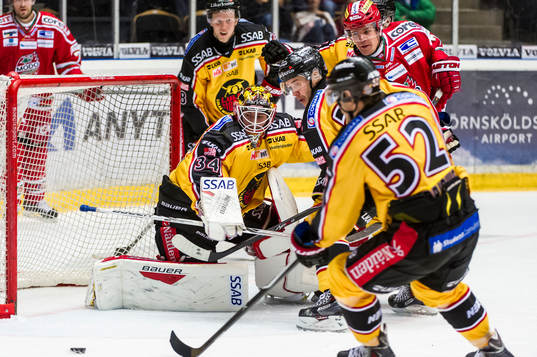 Luleås målvakt Joel Lassinantti räddar pucken