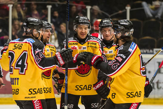 Luleås Chris Abbott gör det första målet