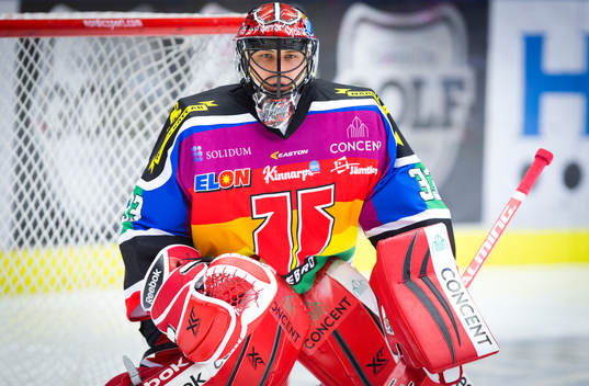 Örebros målvakt Julius Hudacek i för dagen en pridetröja