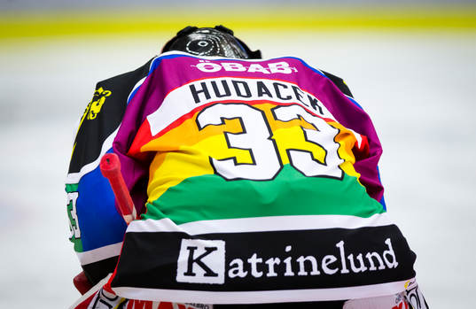 Örebros målvakt Julius Hudacek i för dagen en pridetröja