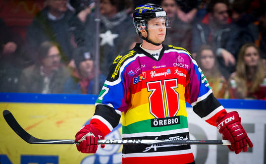 Örebros Johan Motin i för dagen en pridetröja
