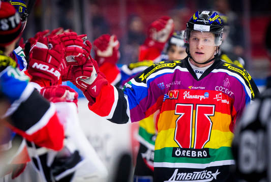 Örebros Marko Anttila gör 2-0 och på bilden jublar Johan