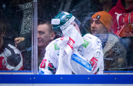 Frölundas Erik Gustafsson deppar i utvisningsbåset