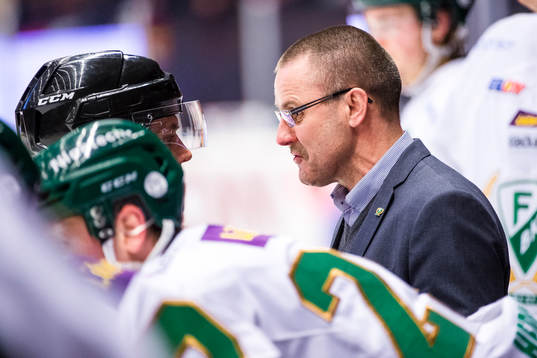 Färjestads huvudtränare Tommy Samuelsson i samtal med