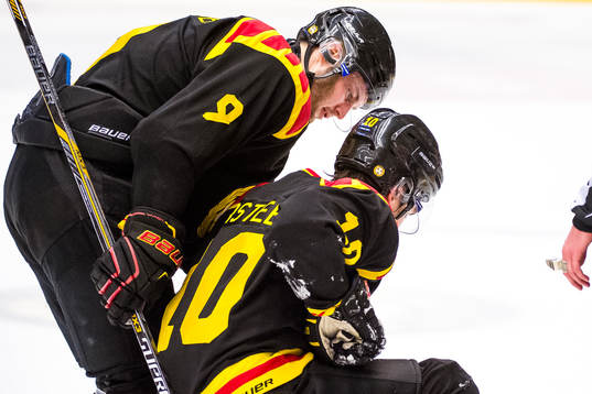 Brynäs Niclas Andersén tar hand om Mattias Nörstebö