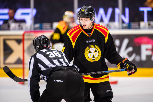 Brynäs  Daniel Brodin i samtal med en linjedomare
