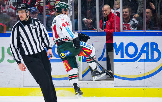 Frölundas Mathis Olimb åker mot utvisningsbåset