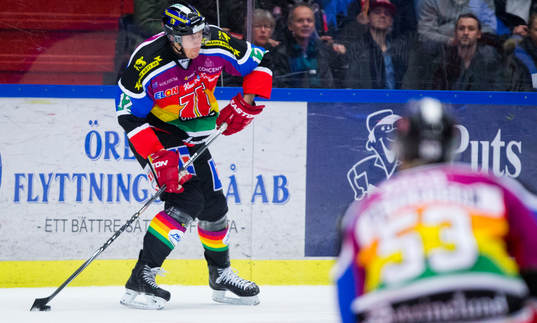 Örebros Marko Anttila i för dagen en pridetröja