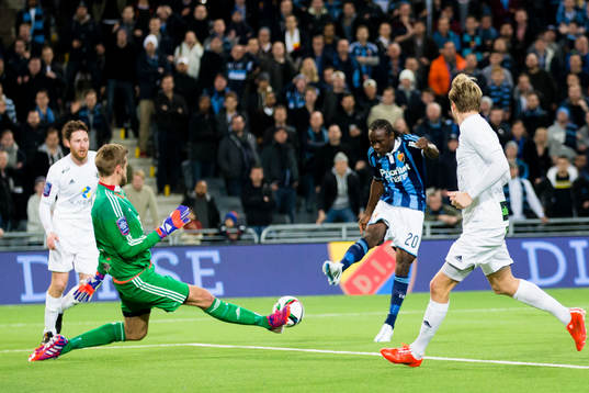Ängelholms målvakt Oscar Berglund med en räddning på
