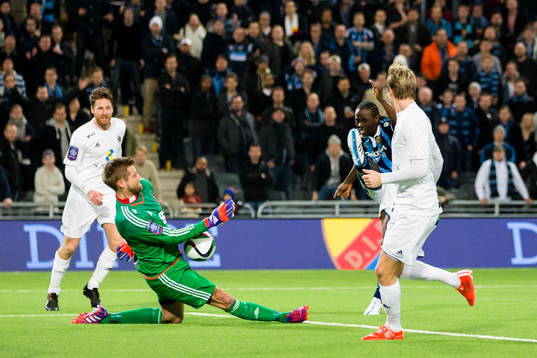 Ängelholms målvakt Oscar Berglund med en räddning på