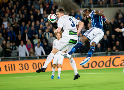 Djurgårdens Sam Johnson ligger i luften bredvid