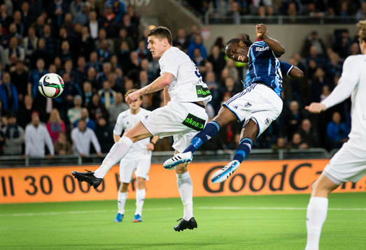 Djurgårdens Sam Johnson ligger i luften bredvid