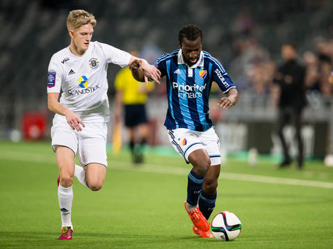 Ängelholms Andreas Karlsson i kamp om bollen med