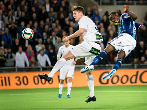 Djurgårdens Sam Johnson ligger i luften bredvid