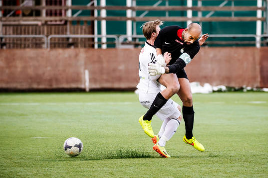 Brommapojkarnas Pontus Åsbrink krockar med Athletic FCs