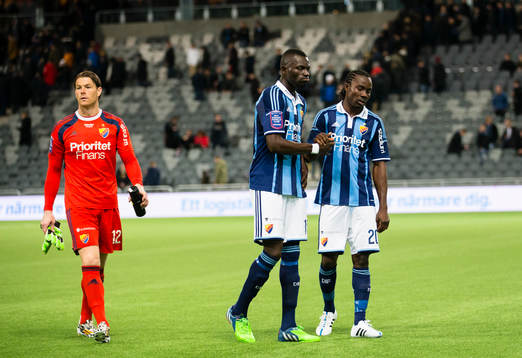 Djurgårdens målvakt Kenneth Høie (v) , Omar Colley (m)
