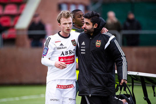 Brommapojkarnas Pontus Åsbrink får hjälp av planen