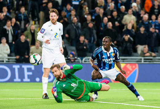 Ängelholms målvakt Oscar Berglund ser en studsande boll