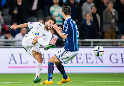 Ängelholms Patrik Åström rensar bort bollen framför