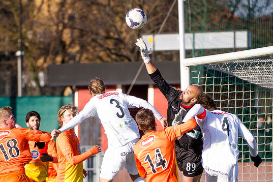Athletic FCs målvakt Josh Wicks räddar skott