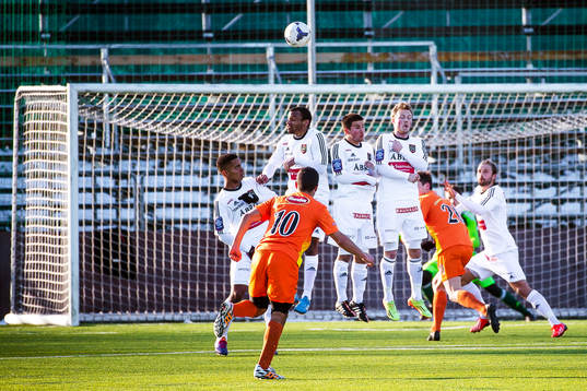 Athletic FCs Othman El Kabir lägger frispark som går