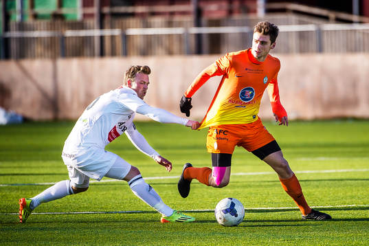 Brommapojkarnas Pontus Åsbrink och Athletic FCs Filip Rogic